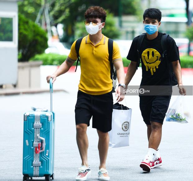 Đây quả thực là bước lùi trong gu thời trang của Quang Hải!-2