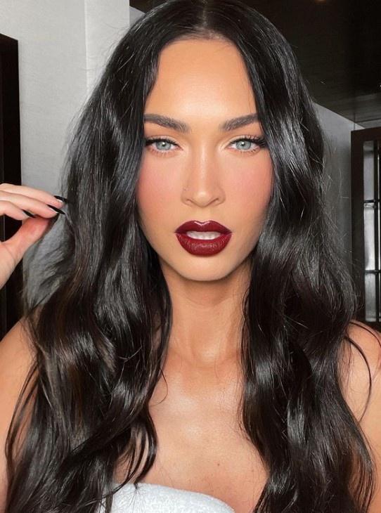 Bắt trend trang điểm mùa thu với mốt kẻ mắt mèo, môi đỏ tía-2