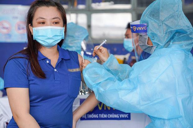 TP.HCM: Thời gian giãn cách 2 mũi AstraZeneca rút xuống 6 tuần-1