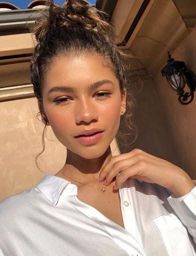 Bắt trend trang điểm mùa thu với mốt kẻ mắt mèo, môi đỏ tía-4