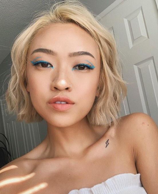 Bắt trend trang điểm mùa thu với mốt kẻ mắt mèo, môi đỏ tía-5