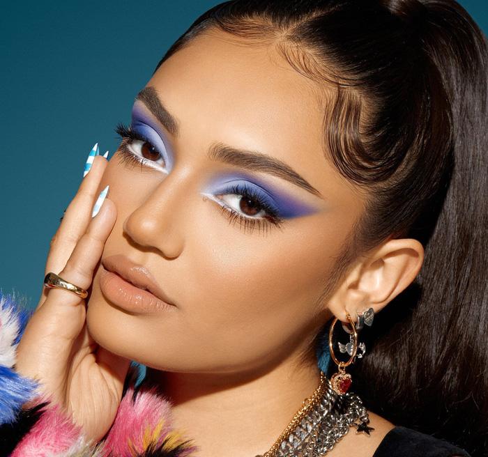 Bắt trend trang điểm mùa thu với mốt kẻ mắt mèo, môi đỏ tía-7