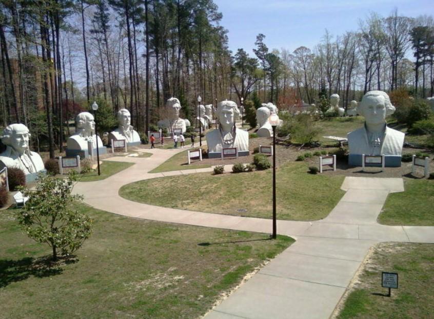 Cánh đồng kỳ lạ chứa 42 tượng bán thân các đời Tổng thống Mỹ-2