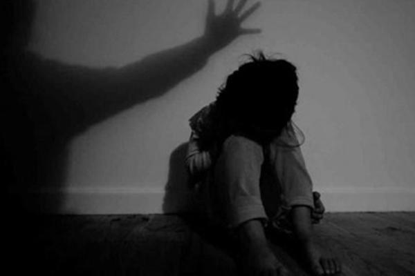 Bé gái 6 tuổi tử vong: Người bố bị khởi tố tội cố ý gây thương tích-2