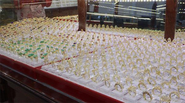 Cô gái thành chúa tể của những chiếc nhẫn khi lấy trộm 2.380 cái-2