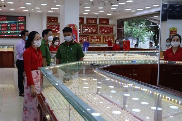 Cô gái thành chúa tể của những chiếc nhẫn khi lấy trộm 2.380 cái-1