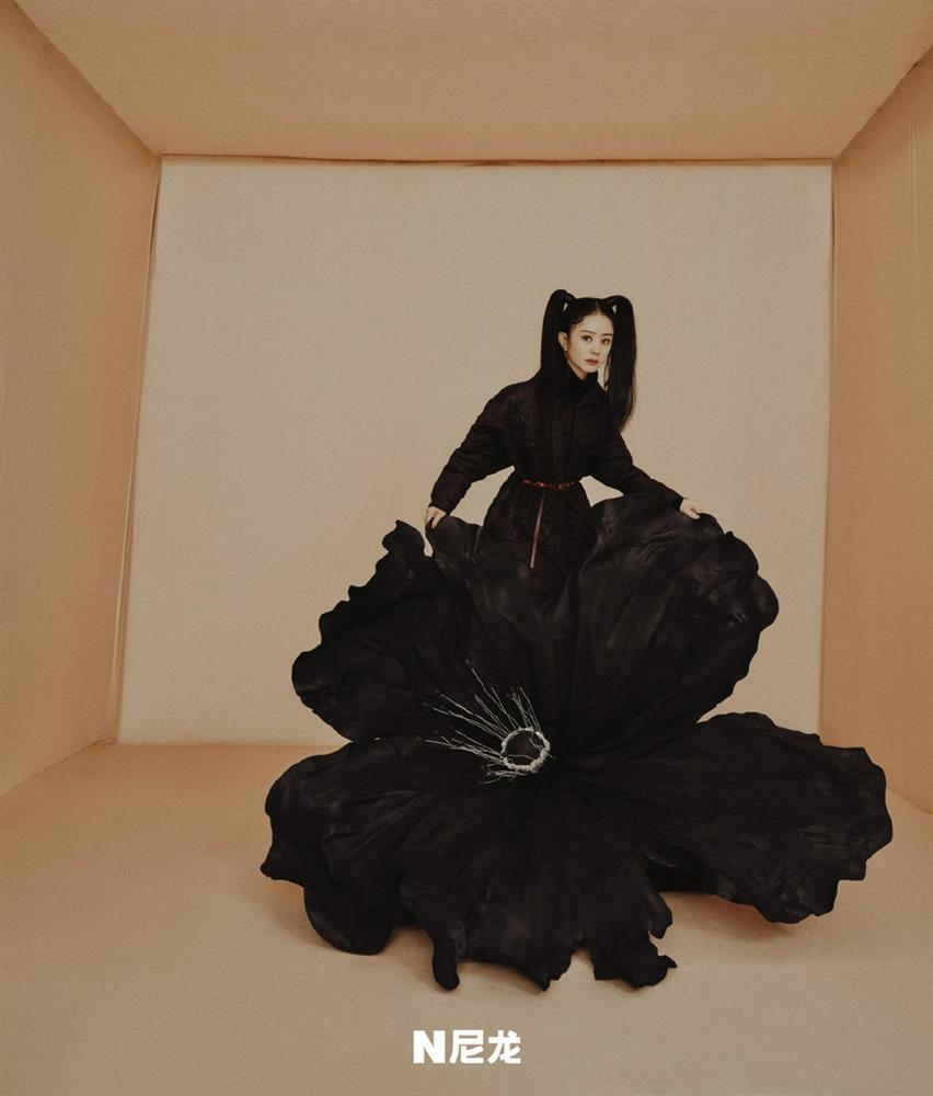 Triệu Lệ Dĩnh chụp ảnh tạp chí, mặt xinh thế mà bị chê quá đơ-3