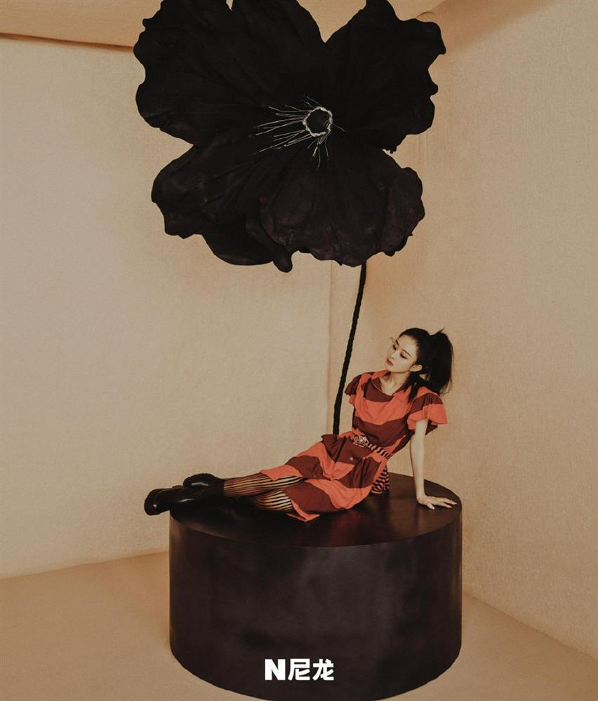 Triệu Lệ Dĩnh chụp ảnh tạp chí, mặt xinh thế mà bị chê quá đơ-7