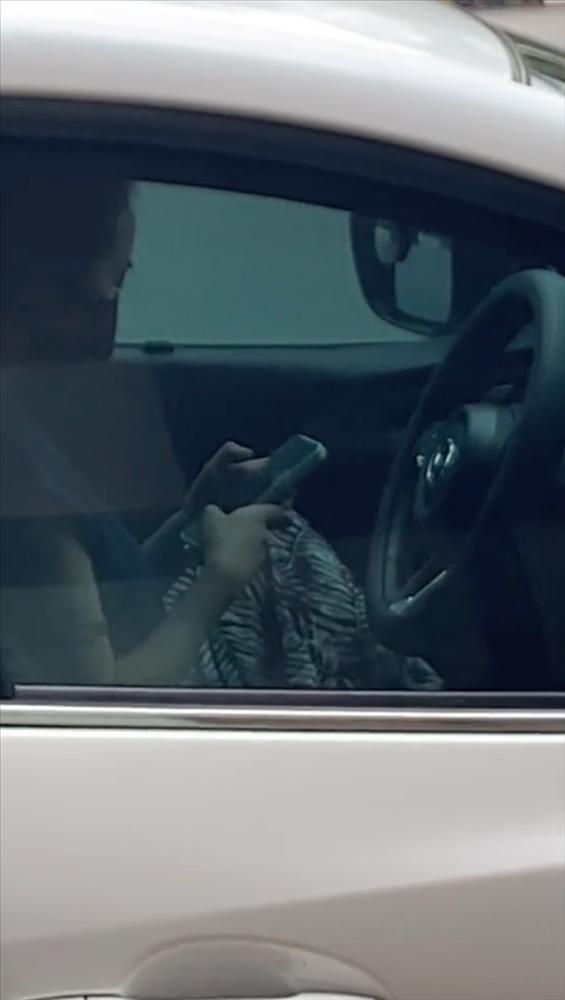 Tranh cãi thái độ vợ Xuân Trường khi lái ô tô đưa chồng lên tuyển-2