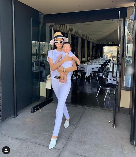 Phạm Hương khoe ảnh bé Max 4 tháng, diện đồ đôi sành điệu-2