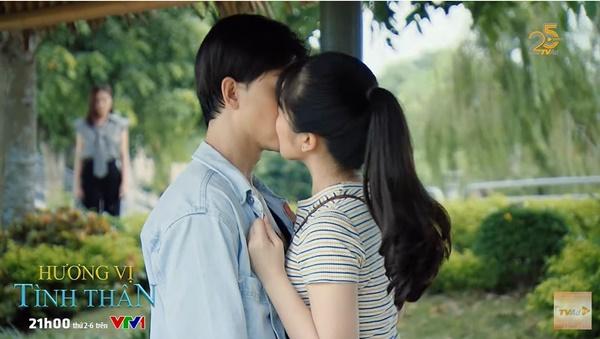 Hương Vị Tình Thân: Thy đứng hình nhìn chồng hôn tiểu tam-1