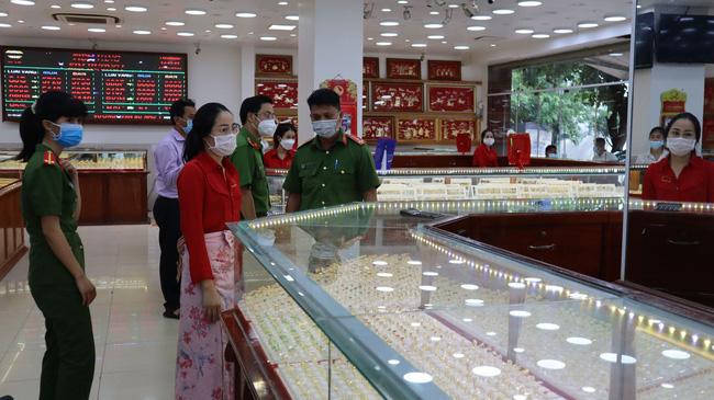 Cô gái trộm 2.380 nhẫn vàng: Thích sống ảo khoe thân trên TikTok-1