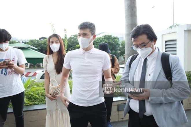 Outfit đi sao kê: Công Vinh kéo khóa quần - Thủy Tiên chuẩn cô tiên-3