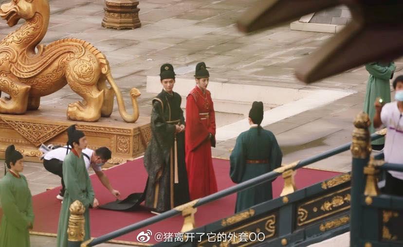 Đoàn phim gay gắt vì Địch Lệ Nhiệt Ba bị chụp trộm hậu trường-4