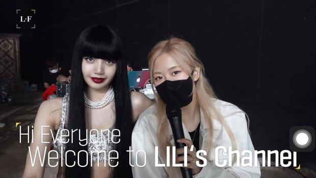 Đội tóc giả rồi cười thả ga, Lisa khiến người ta giật cả mình!-1