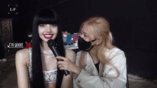 Đội tóc giả rồi cười thả ga, Lisa khiến người ta giật cả mình!-2