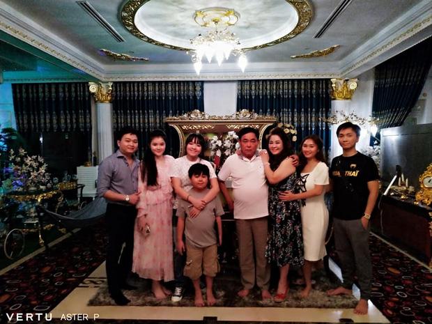 Cách đối xử đặc biệt với 2 con dâu của bà Phương Hằng-1