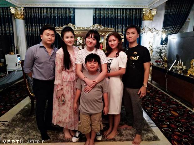 Bà Phương Hằng khoe ảnh gia đình, hiếm hoi góp mặt 2 nàng dâu-5