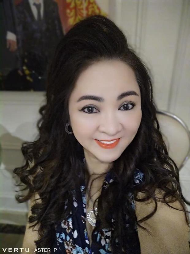 Bà Phương Hằng khoe ảnh gia đình, hiếm hoi góp mặt 2 nàng dâu-1