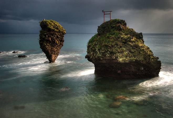 Những cổng trời bí ẩn nổi trên mặt nước ở Nhật Bản-1