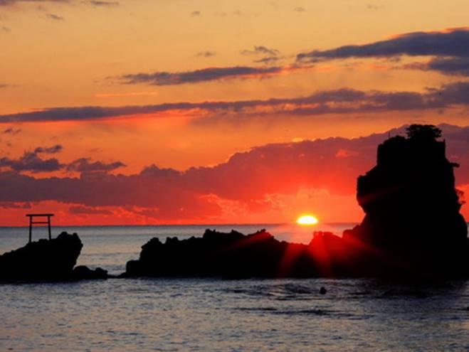 Những cổng trời bí ẩn nổi trên mặt nước ở Nhật Bản-2