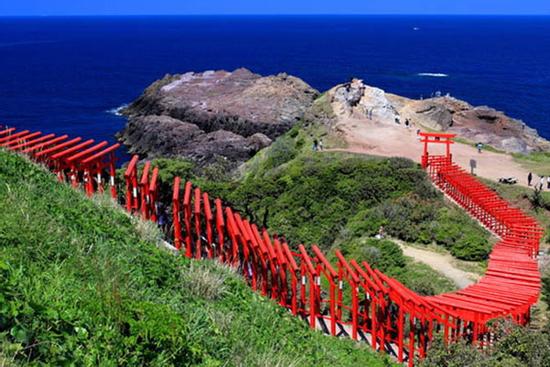 Những cổng trời bí ẩn nổi trên mặt nước ở Nhật Bản