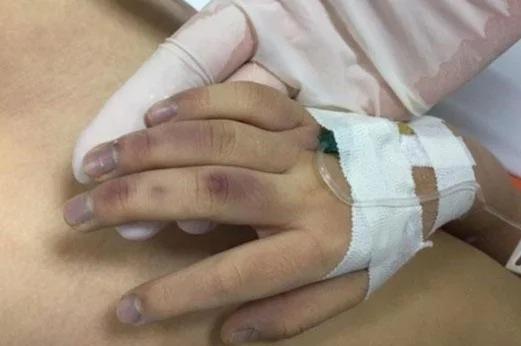 Bé gái 6 tuổi tử vong: Bố khai đánh con bằng đũa, đòi đi theo con-1