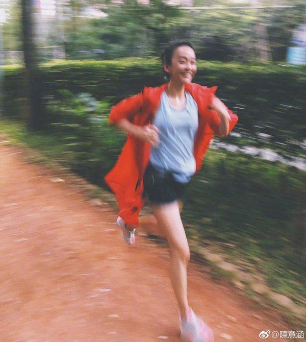 Trần Ý Hàm mắt lồi, má hóp, quá hốc hác dù đang mang thai-6