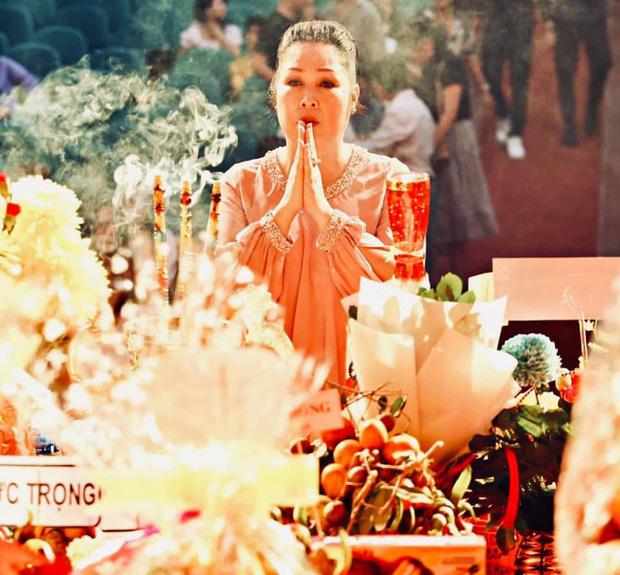 Hồng Vân bị khui lùm xùm quảng cáo đúng ngày Giỗ tổ sân khấu-2