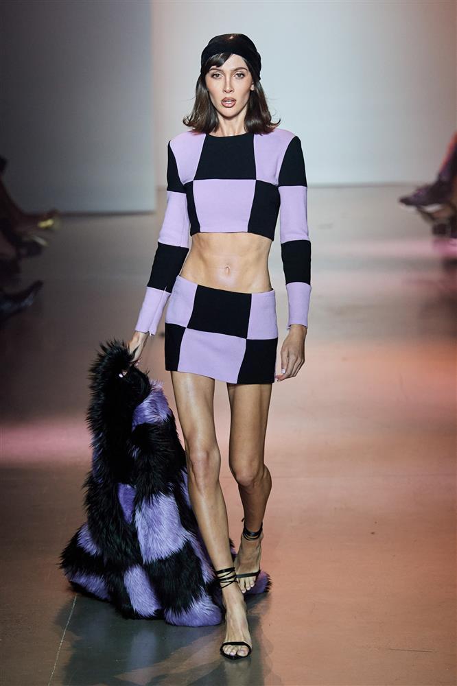 Người mẫu bụp khách mời, netizen nhao nhao: Cô bị sao đấy?-3