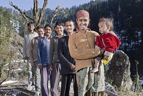 5 anh em ruột chung một vợ, con sinh ra không biết ai là bố