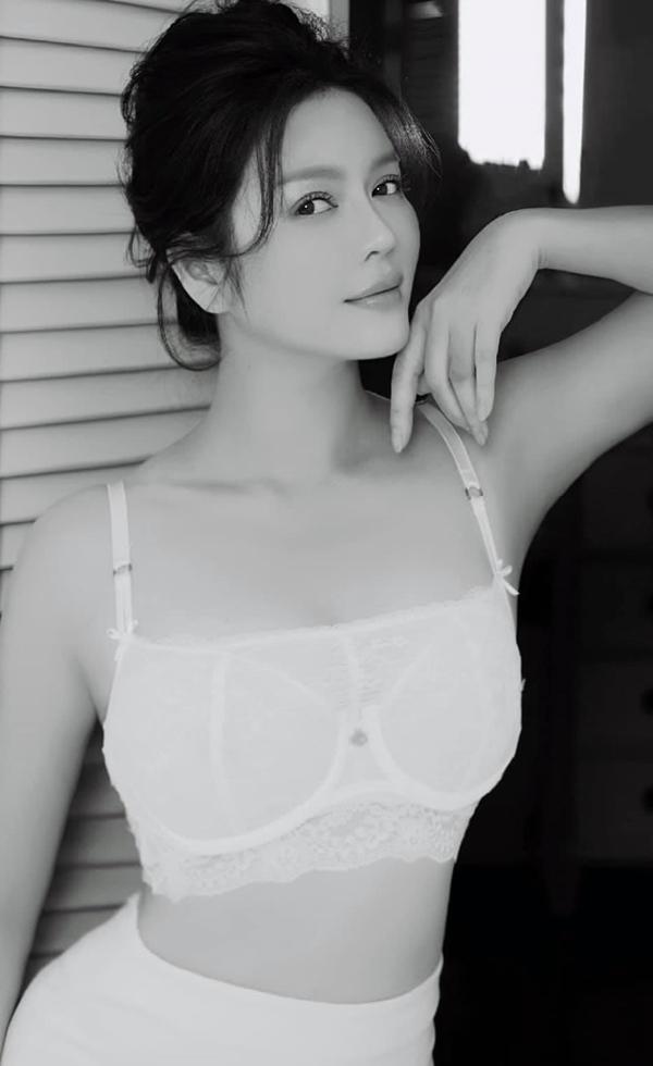 Lý Nhã Kỳ khoe ảnh sexy, bày tỏ suy tư: "Nhiều lúc chỉ muốn mình mãi như một đứa trẻ để thấy cuộc sống thật bình dị, vui thì cười mà buồn thì khóc. Không ồn ào vội vã, không áp lực, được yêu thương thật nhiều mà không cần phải đáp trả".