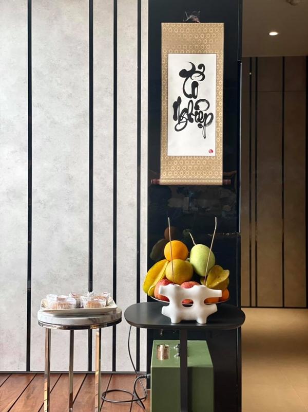 Mở đầu tin sao Việt là chia sẻ của Trấn Thành. Đăng mâm lễ cúng Tổ nghiệp đơn giản tại gia, ông xã Hari Won khấn cầu: "Năm nay con chỉ có một góc nhỏ để tâm sự với Người. Xin Tam Vị Thánh Tổ linh thiêng luôn ở bên, tiếp thêm sức mạnh cho con đủ trí lực để trọn đời phụng sự nghiệp Tổ". Thời gian qua, nam MC vướng vào ồn ào từ thiện không hay. Trước sự nghi ngờ về số tiền quyên góp, Trấn Thành đã trình bản sao kê từ ngân hàng. Dù giấy tờ vẫn gây thắc mắc nhưng anh ít nhiều đã làm yên lòng người hâm mộ.