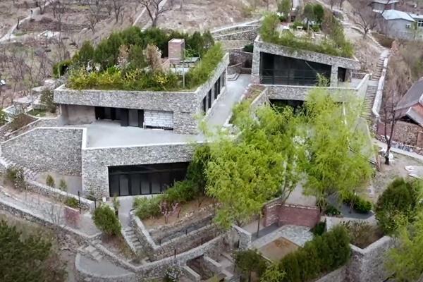 12 năm sống không điện, nước của nữ đại gia trong biệt thự ở Indonesia-5