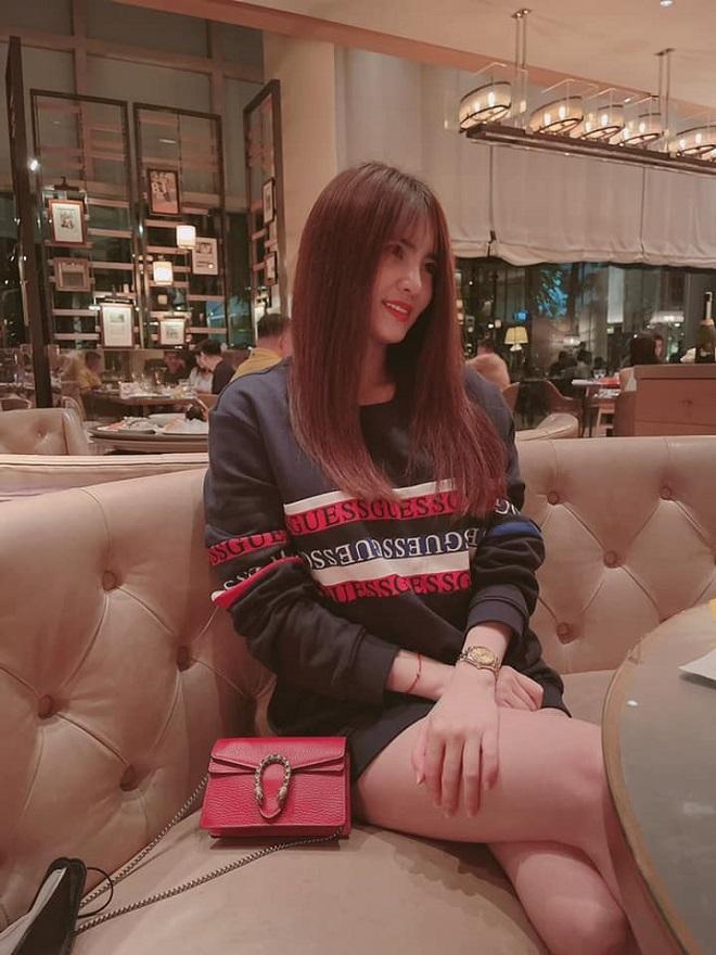 Em gái Công Vinh sang Singapore làm quán bar giờ ra sao?-5