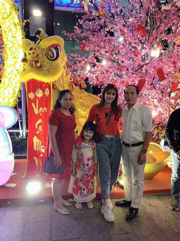 Em gái Công Vinh sang Singapore làm quán bar giờ ra sao?-11