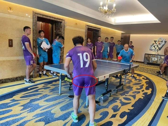 Quang Hải có thù với thợ ảnh, 5 lần 7 lượt lộ điểm kém duyên-2