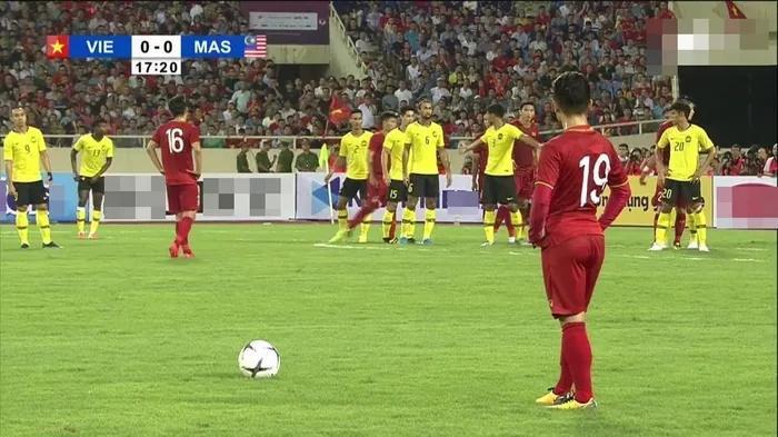 Quang Hải có thù với thợ ảnh, 5 lần 7 lượt lộ điểm kém duyên-5