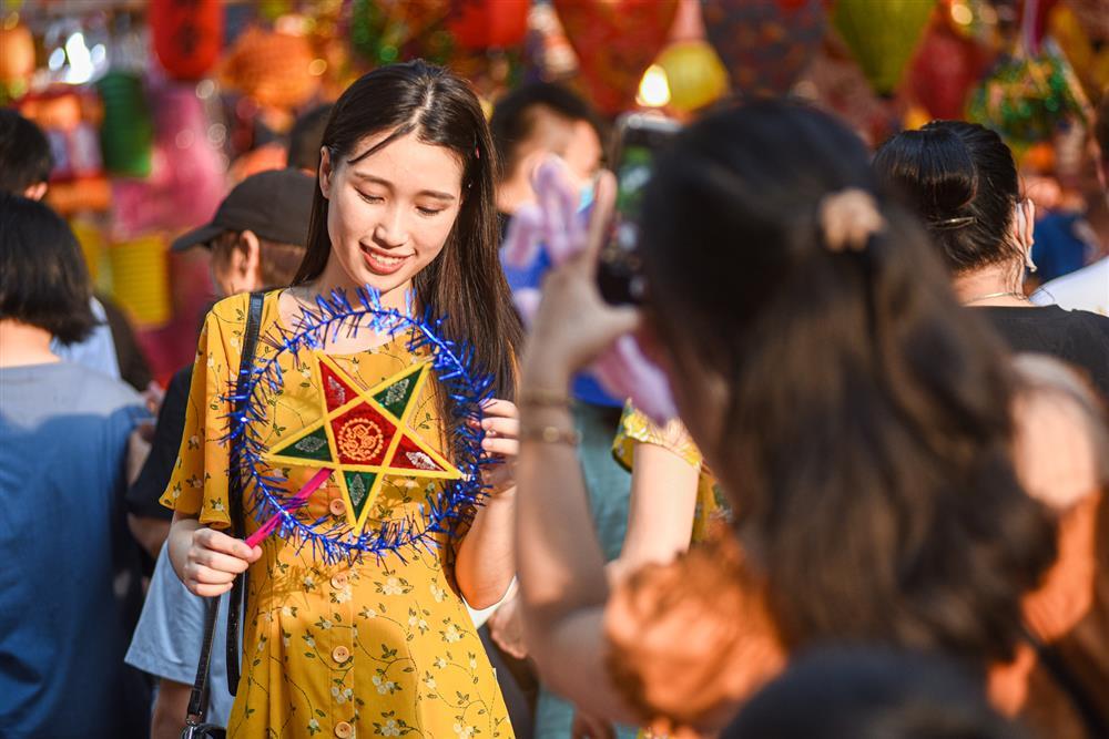 Thoắt vắng thoắt đông, mở cửa như đánh du kích ở phố Trung Thu-7