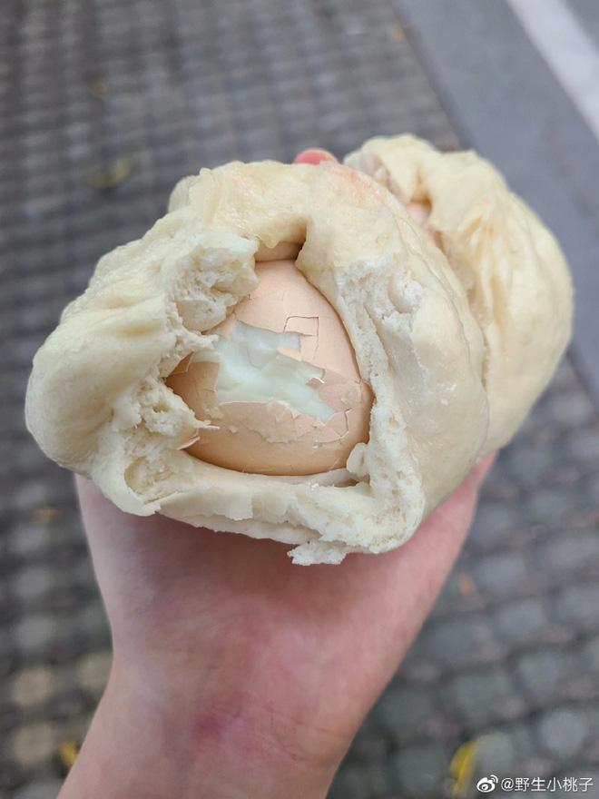 Cô gái sụp đổ khi cắn phải thứ trong bánh bao phiên bản giới hạn-1