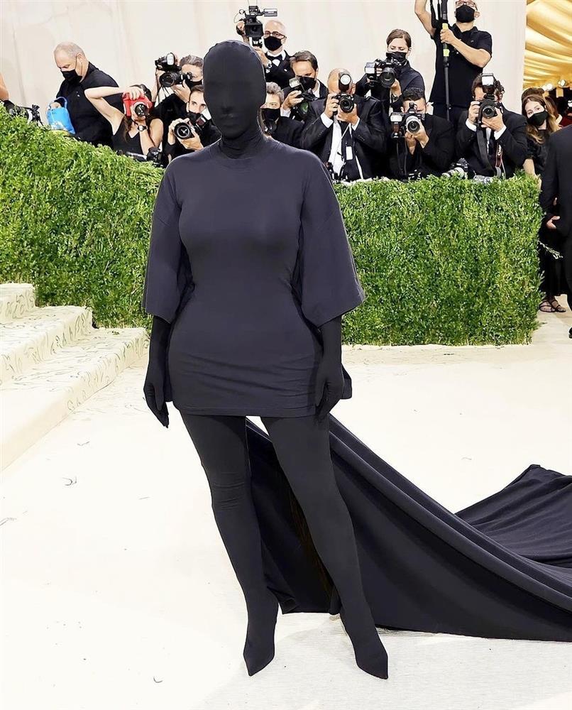 Chán khoe da thịt, Kim Kardashian đổi style kín mít không kẽ hở-5