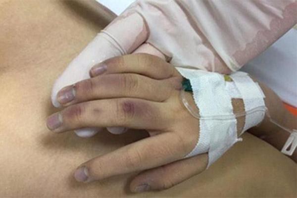 Vụ bé gái 6 tuổi tử vong: Nạn nhân bị bố đánh vì học chậm?-1