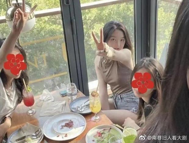 Con gái hở hàm ếch của Vương Phi khoe cận nhan sắc ở tuổi 15-5