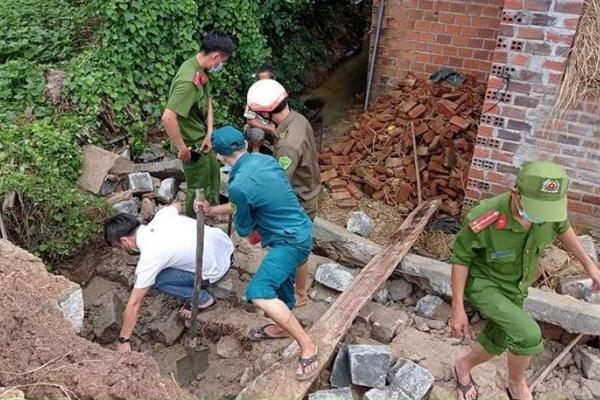 Clip: Rùng mình trần bê tông đổ sập, vùi lấp 2 người đàn ông-1