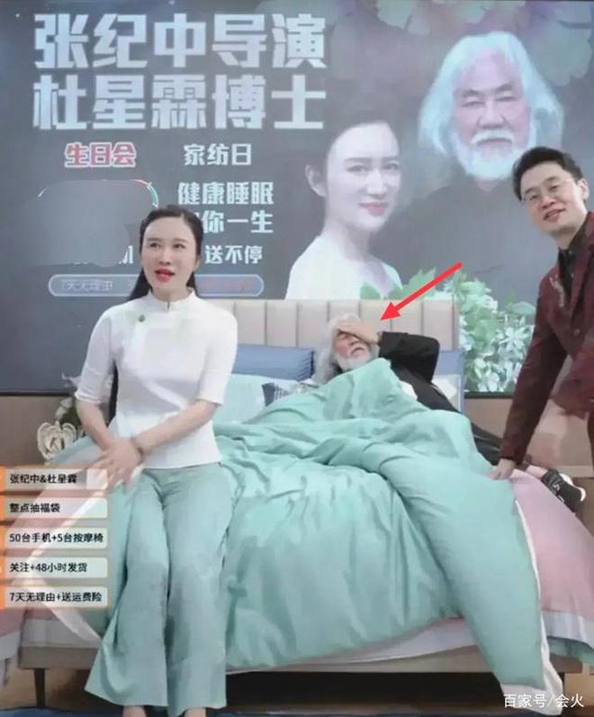 Ông trùm phim Kim Dung: Hết thời đi livestream bán vàng, 70 tuổi lấy vợ đáng tuổi con-7