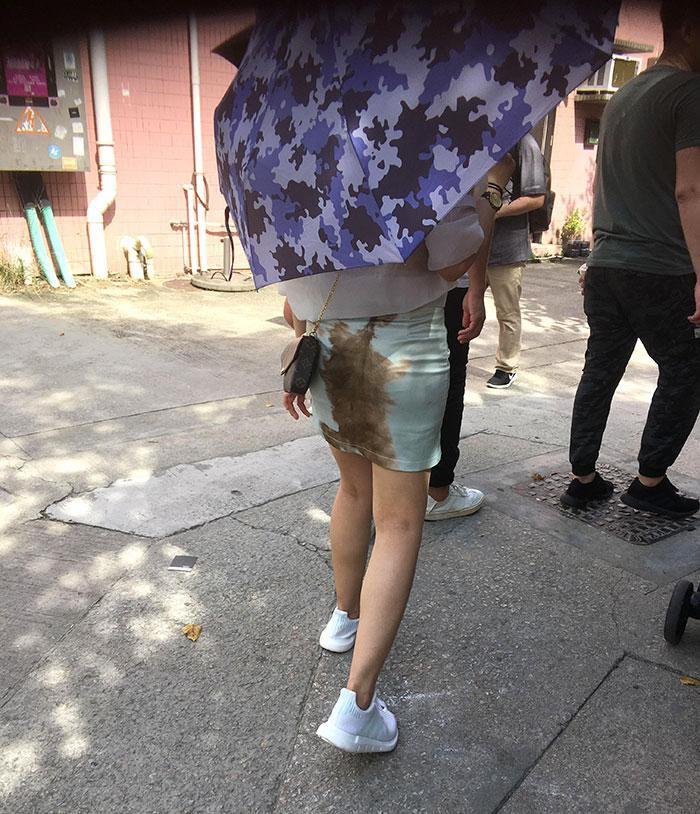 Chiếc váy như thể bị rơi rớt chất bẩn ra ngoài.