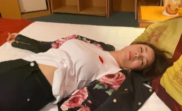 Hồng Diễm là một trong số những diễn viên nói không với cảnh nóng. Đây là lần đầu tiên cô đóng cảnh bị cưỡng bức trên màn ảnh.