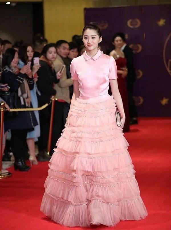 Body hoa hậu nhưng Quan Hiểu Đồng ăn mặc không thể mê-12