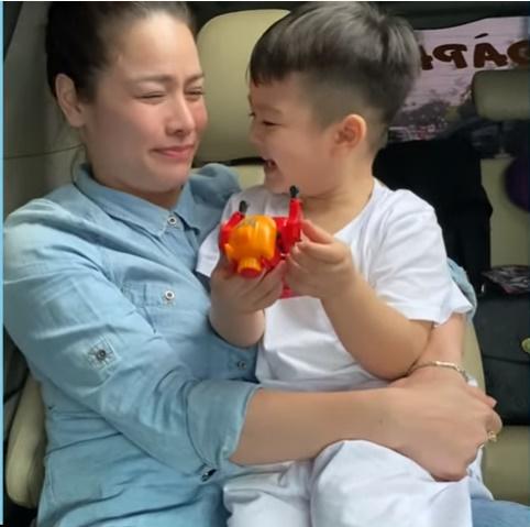 Nhật Kim Anh khóc mừng sinh nhật con, nhắc đến chồng cũ-7