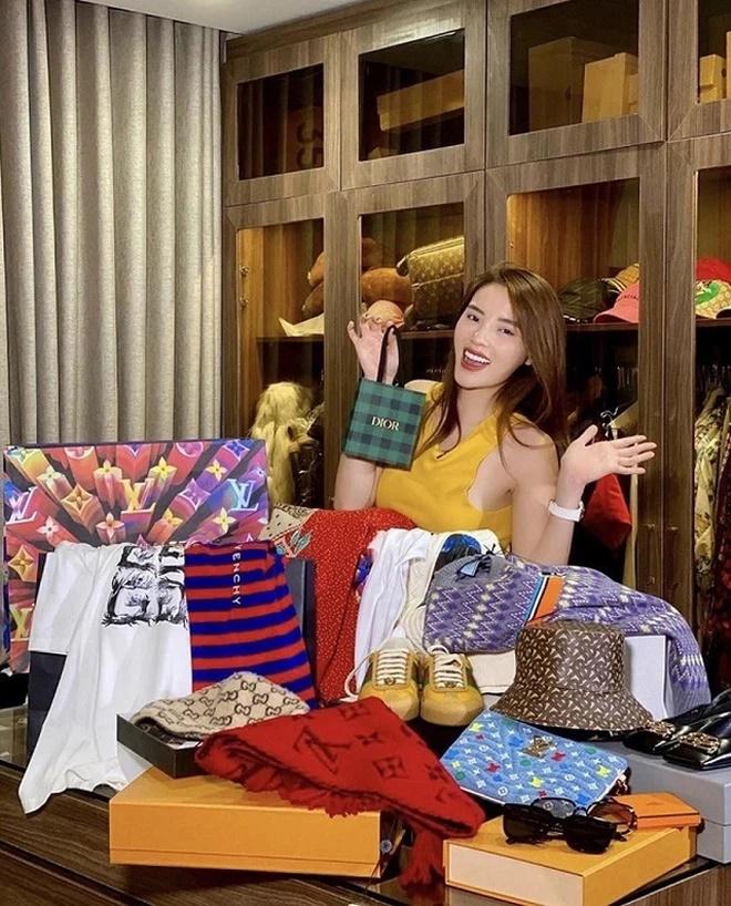 Mỹ nhân Việt bên ngoài xinh đẹp bên trong nhiều tiền: Ai đỉnh chóp?-10